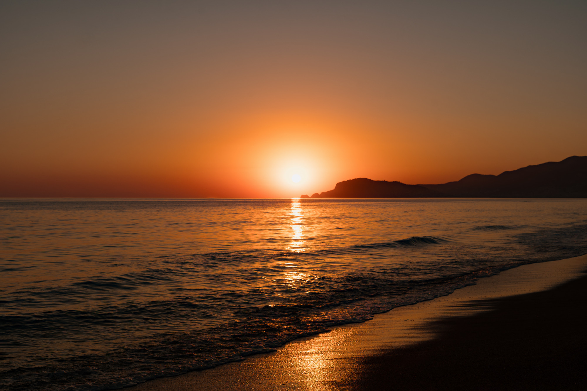 Zachód słońca nad morzem – O której słońce zachodzi?